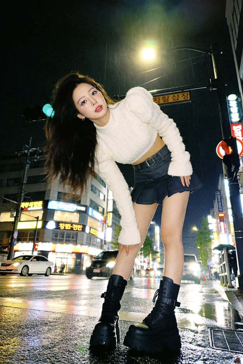 Seedream 5.0 AI 生成的都市夜景街头时尚摄影，霓虹倒影